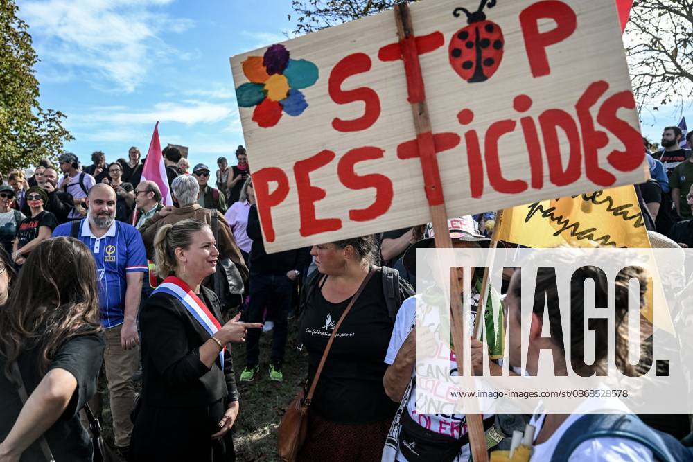 PROTEST AGAINST PESTICIDES PHOTOPQR OUEST FRANCE Martin ROCHE Saint Pierre la Garenne October 3, 2026 This Saturday, October 3, 2026, a protest against pesticides is being held in Saint-Pierre-la-Garenne, Eure, Normandy. In the massive procession, farmers, patients, healthcare workers, and citizens demanded the closure of production sites such as Syngenta’s. The rally was organized by an unprecedented coalition: the Confédération paysanne, Les Soulèvements de la Terre, the association Cancer Colère, and the Collectif de soutien aux victimes des pesticides de l’Ouest (CSVPO). Here, La France Insoumise representative Mathilde Panot participated in the demonstration. Photographer: Martin ROCHE, Ouest France, Saint-Pierre-la-Garenne, October 3
