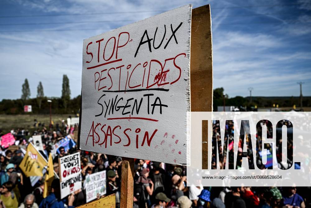 PROTEST AGAINST PESTICIDES PHOTOPQR OUEST FRANCE Martin ROCHE Saint Pierre la Garenne October 3, 2026 This Saturday, October 3, 2026, a protest against pesticides is being held in Saint-Pierre-la-Garenne, Eure, Normandy. In the massive procession, farmers, patients, healthcare workers, and citizens demanded the closure of production sites such as Syngenta’s. The rally was organized by an unprecedented coalition: the Confédération paysanne, Les Soulèvements de la Terre, the association Cancer Colère, and the Collectif de soutien aux victimes des pesticides de l’Ouest (CSVPO). Photographer: Martin ROCHE, Ouest France. Saint Pierre la Garenne, October 3, 2026. On Saturday, October 3, 2026, a protest against pesticides was held in Saint-Pierre