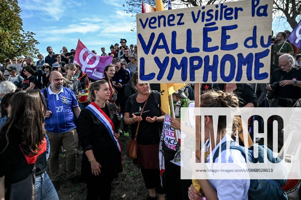 PROTEST AGAINST PESTICIDES PHOTOPQR OUEST FRANCE Martin ROCHE Saint Pierre la Garenne October 3, 2026 This Saturday, October 3, 2026, a protest against pesticides is being held in Saint-Pierre-la-Garenne, Eure, Normandy. In the massive procession, farmers, patients, healthcare workers, and citizens demanded the closure of production sites such as Syngenta’s. The rally was organized by an unprecedented coalition: the Confédération paysanne, Les Soulèvements de la Terre, the association Cancer Colère, and the Collectif de soutien aux victimes des pesticides de l’Ouest (CSVPO). Here, La France Insoumise representative Mathilde Panot participated in the demonstration. Photographer: Martin ROCHE, Ouest France, Saint-Pierre-la-Garenne, October 3