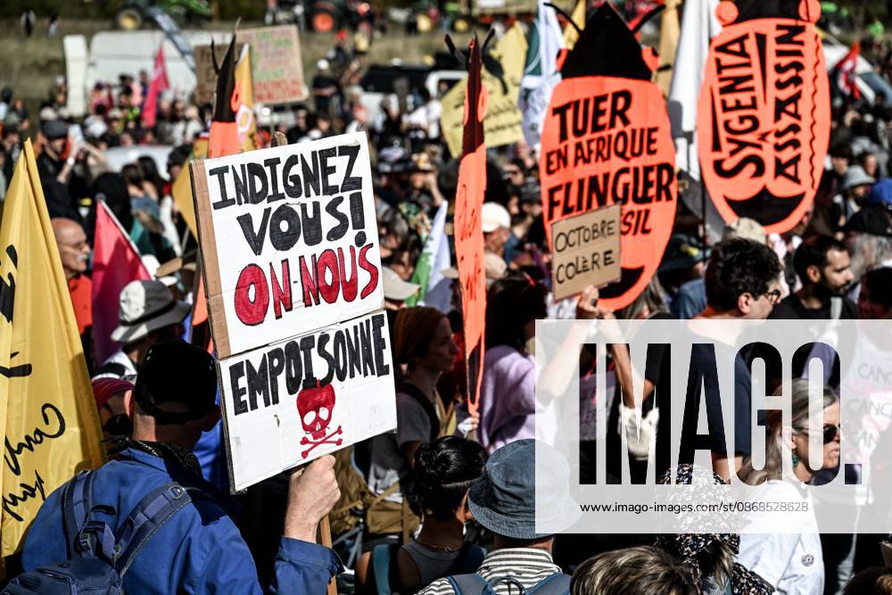 PROTEST AGAINST PESTICIDES PHOTOPQR OUEST FRANCE Martin ROCHE Saint Pierre la Garenne October 3, 2026 This Saturday, October 3, 2026, a protest against pesticides is being held in Saint-Pierre-la-Garenne, Eure, Normandy. In the massive procession, farmers, patients, healthcare workers, and citizens demanded the closure of production sites such as Syngenta’s. The rally was organized by an unprecedented coalition: the Confédération paysanne, Les Soulèvements de la Terre, the association Cancer Colère, and the Collectif de soutien aux victimes des pesticides de l’Ouest (CSVPO). Photographer: Martin ROCHE, Ouest France. Saint-Pierre-la-Garenne, October 3, 2026. On Saturday, October 3, 2026, a protest against pesticides was held in Saint-Pierre