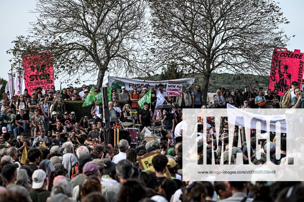 PROTEST AGAINST PESTICIDES PHOTOPQR OUEST FRANCE Martin ROCHE Saint Pierre la Garenne October 3, 2026 This Saturday, October 3, 2026, a protest against pesticides is being held in Saint-Pierre-la-Garenne, Eure, Normandy. In the massive procession, farmers, patients, healthcare workers, and citizens demanded the closure of production sites such as Syngenta’s. The rally was organized by an unprecedented coalition: the Confédération paysanne, Les Soulèvements de la Terre, the association Cancer Colère, and the Collectif de soutien aux victimes des pesticides de l’Ouest (CSVPO). Photographer: Martin ROCHE, Ouest France. Saint-Pierre-la-Garenne, October 3, 2026. On Saturday, October 3, 2026, a protest against pesticides was held in Saint-Pierre