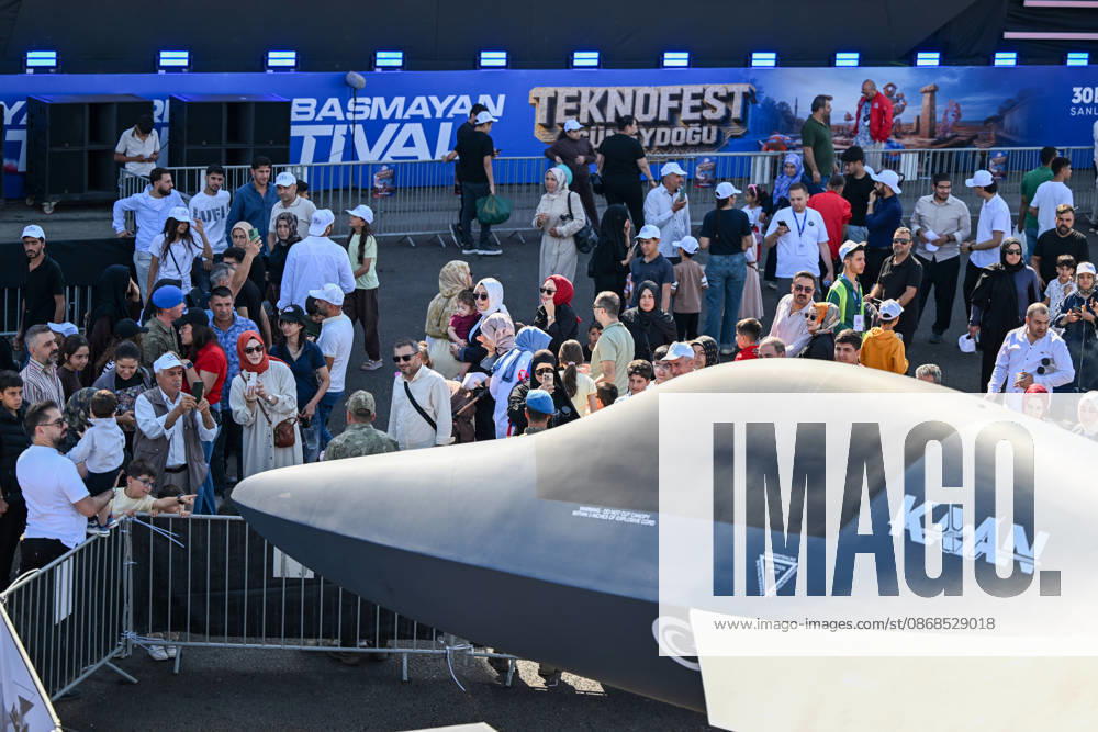 TEKNOFEST Southeast in Turkiye s Sanliurfa SANLIURFA, TURKIYE - OCTOBER 04: Visitors view Turkiye s domestically developed fifth-generation fighter jet KAAN on display during TEKNOFEST at Sanliurfa GAP Airport in Sanliurfa, Turkiye, on October 04, 2026. The festival is organized by the Turkish Ministry of Industry and Technology and the T3 Foundation, with Anadolu serving as its Global Communication Partner. Adsiz Gunebakan Anadolu Sanliurfa Turkey. Editorial use only. Please get in touch for any other usage.