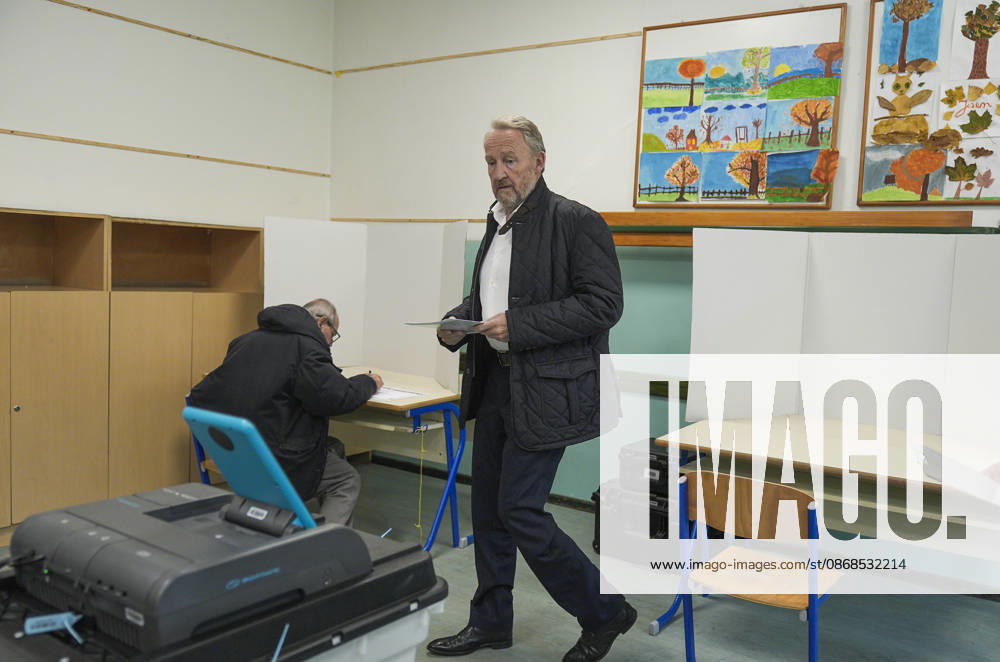 Bakir Izetbegovic casts his vote in Sarajevo SARAJEVO, BOSNIA AND HERZEGOVINA - OCTOBER 4: Bakir Izetbegovic, President of the Party of Democratic Action (SDA) and a candidate for the Presidency of Bosnia and Herzegovina, casts his vote accompanied by his wife, Sebija Izetbegovic, at the polling station located at Nafija Sarajlic Elementary School in Sarajevo, Bosnia and Herzegovina, on October 4, 2026. Samir Jordamovic Anadolu Sarajevo Bosnia and Herzegovina. Editorial use only. Please get in touch for any other usage.