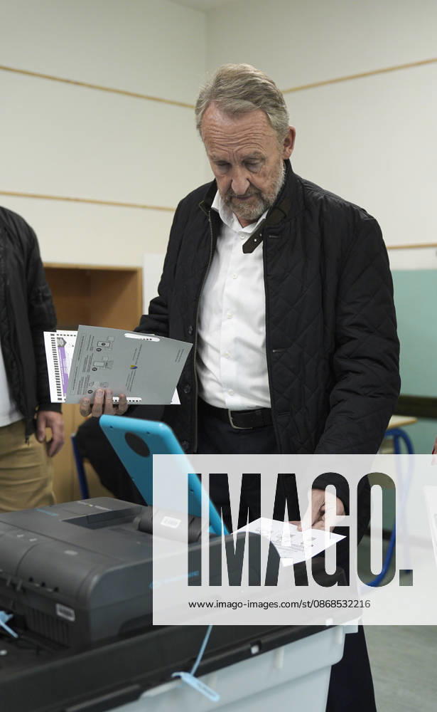 Bakir Izetbegovic casts his vote in Sarajevo SARAJEVO, BOSNIA AND HERZEGOVINA - OCTOBER 4: Bakir Izetbegovic, President of the Party of Democratic Action (SDA) and a candidate for the Presidency of Bosnia and Herzegovina, casts his vote accompanied by his wife, Sebija Izetbegovic, at the polling station located at Nafija Sarajlic Elementary School in Sarajevo, Bosnia and Herzegovina, on October 4, 2026. Samir Jordamovic Anadolu Sarajevo Bosnia and Herzegovina. Editorial use only. Please get in touch for any other usage.