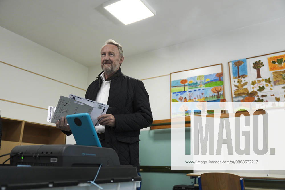 Bakir Izetbegovic casts his vote in Sarajevo SARAJEVO, BOSNIA AND HERZEGOVINA - OCTOBER 4: Bakir Izetbegovic, President of the Party of Democratic Action (SDA) and a candidate for the Presidency of Bosnia and Herzegovina, casts his vote accompanied by his wife, Sebija Izetbegovic, at the polling station located at Nafija Sarajlic Elementary School in Sarajevo, Bosnia and Herzegovina, on October 4, 2026. Samir Jordamovic Anadolu Sarajevo Bosnia and Herzegovina. Editorial use only. Please get in touch for any other usage.