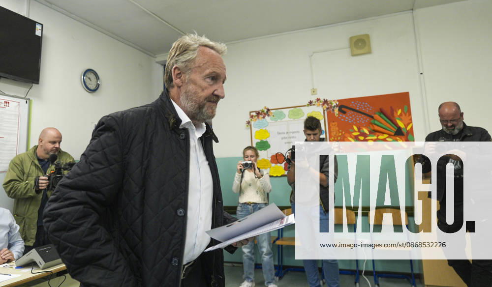 Bakir Izetbegovic casts his vote in Sarajevo SARAJEVO, BOSNIA AND HERZEGOVINA - OCTOBER 4: Bakir Izetbegovic, President of the Party of Democratic Action (SDA) and a candidate for the Presidency of Bosnia and Herzegovina, casts his vote accompanied by his wife, Sebija Izetbegovic, at the polling station located at Nafija Sarajlic Elementary School in Sarajevo, Bosnia and Herzegovina, on October 4, 2026. Samir Jordamovic Anadolu Sarajevo Bosnia and Herzegovina. Editorial use only. Please get in touch for any other usage.