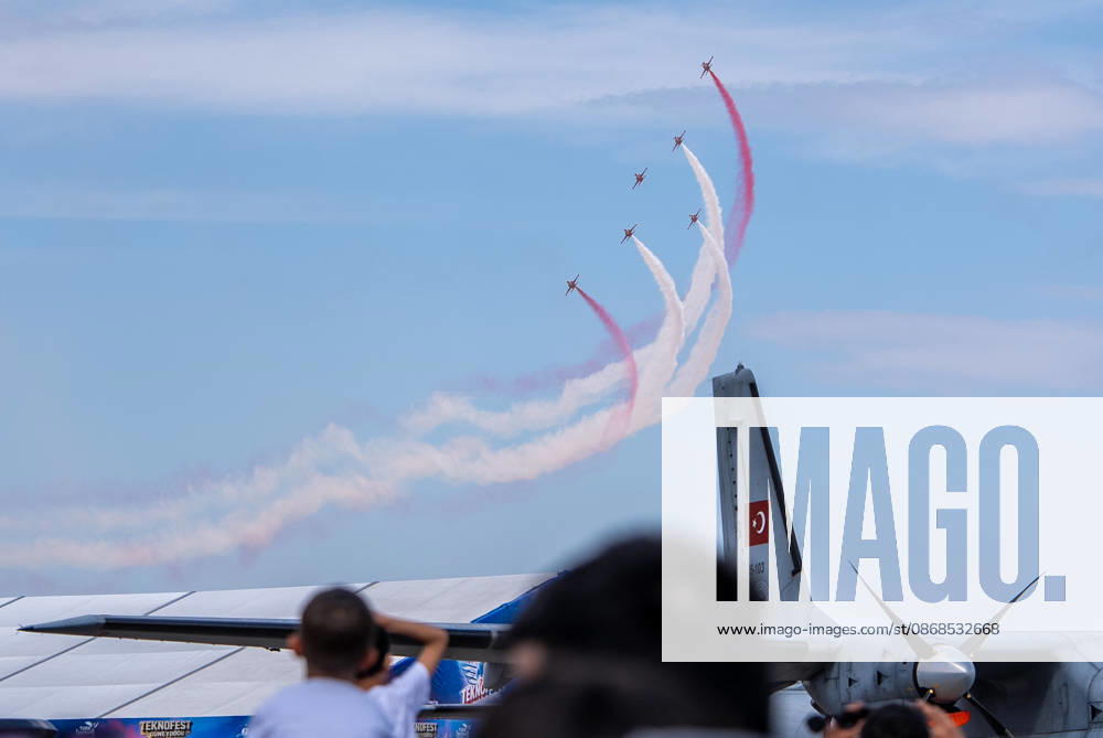 TEKNOFEST Southeast in Turkiye s Sanliurfa SANLIURFA, TURKIYE - OCTOBER 4: The Turkish Stars aerobatic team performs an air show during during TEKNOFEST Southeast, world s largest aviation, space, and technology festival at Sanliurfa GAP Airport in Sanliurfa, Turkiye, on October 4, 2026. Arman Onal Anadolu Sanliurfa Turkey. Editorial use only. Please get in touch for any other usage.