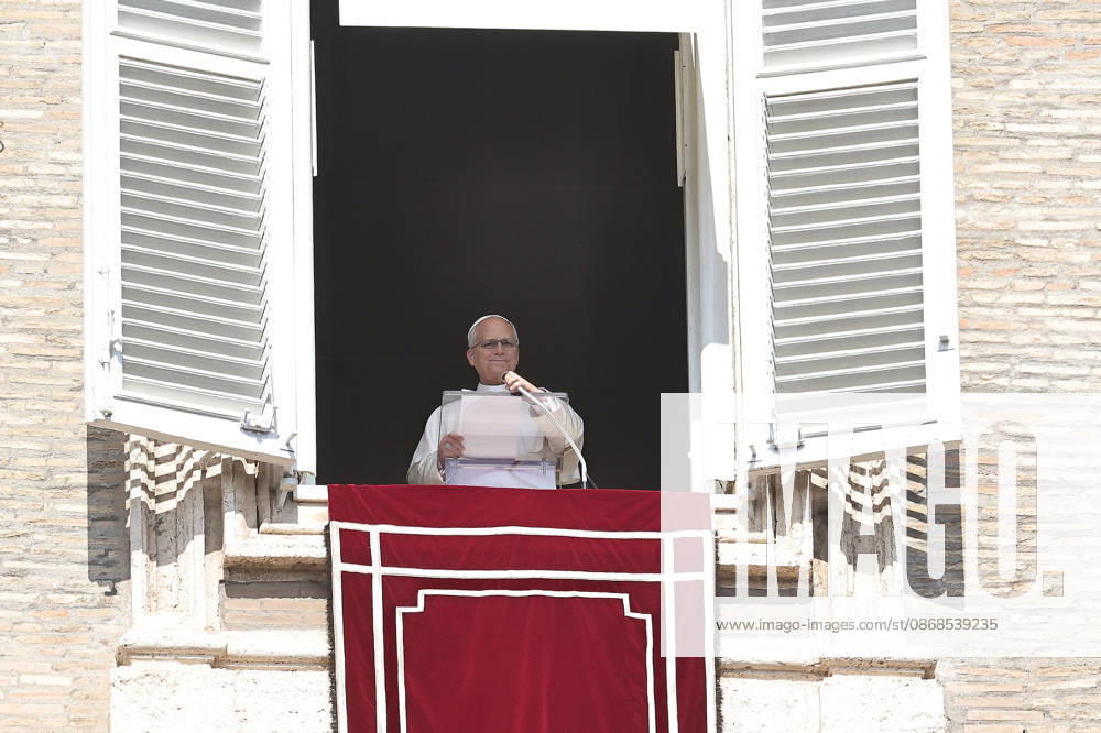 Vatican City - POPE LEO XIV delivers Angelus prayer in St. Peter s Square at the Vatican. Faithfull, tourist, nuns, pries and people on the square attends the Angelus. EvandroInetti_via ZUMA Wire Vatican City State - ZUMAi15_ 20261004_zaf_i15_001