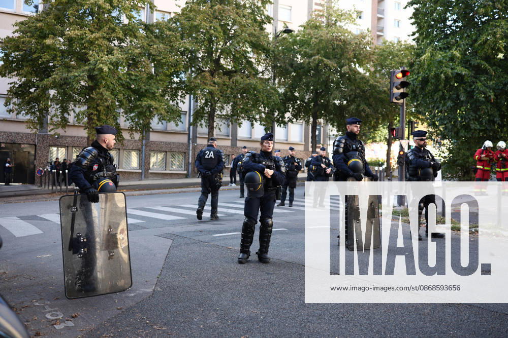 High School Nicolas Louis Vauquelin Blockade - Paris Policemen after a fire in front of the entrance of High school Nicolas Louis Vauquelin blocked in Paris, France on October 5, 2026. Students continue their protest to demand the hiring of substitute teachers, increased resources, and decent learning conditions. Photo by Raphael Lafargue ABACAPRESS.COM Paris France