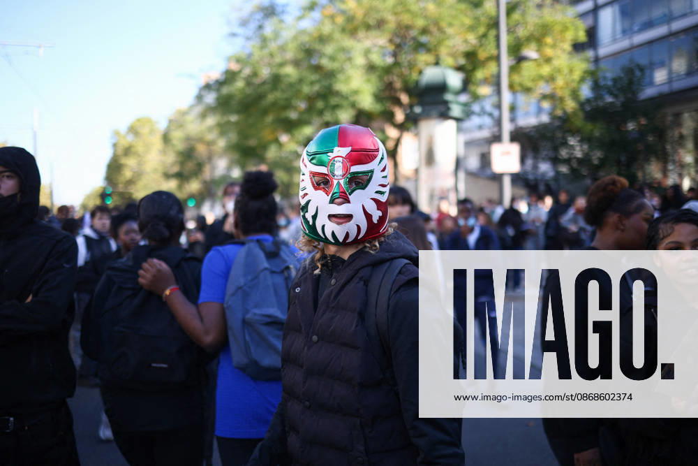 Clashes With Police During Student Protest - Paris Clashes between protesters and police during the student demonstration between the Lycee Paul Valéry and the Lycée Elisa Lemonnier in the 12th arrondissement of Paris, France on October 5, 2026. Students continue their protest to demand the hiring of substitute teachers, increased resources, and decent learning conditions. Photo by Raphael Lafargue ABACAPRESS.COM Paris France