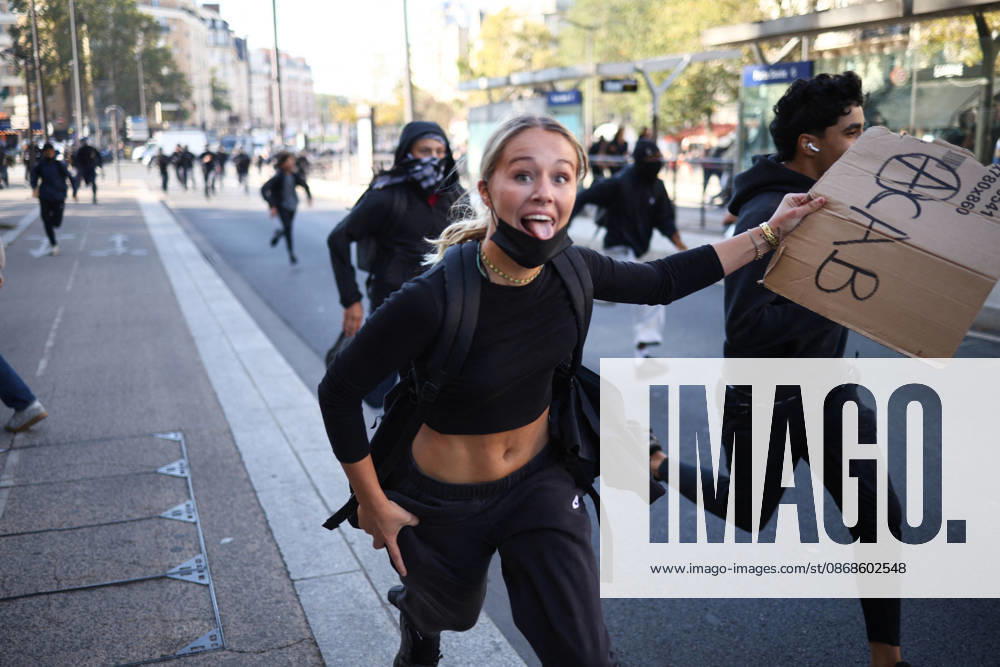 Clashes With Police During Student Protest - Paris Clashes between protesters and police during the student demonstration between the Lycee Paul Valéry and the Lycée Elisa Lemonnier in the 12th arrondissement of Paris, France on October 5, 2026. Students continue their protest to demand the hiring of substitute teachers, increased resources, and decent learning conditions. Photo by Raphael Lafargue ABACAPRESS.COM Paris France