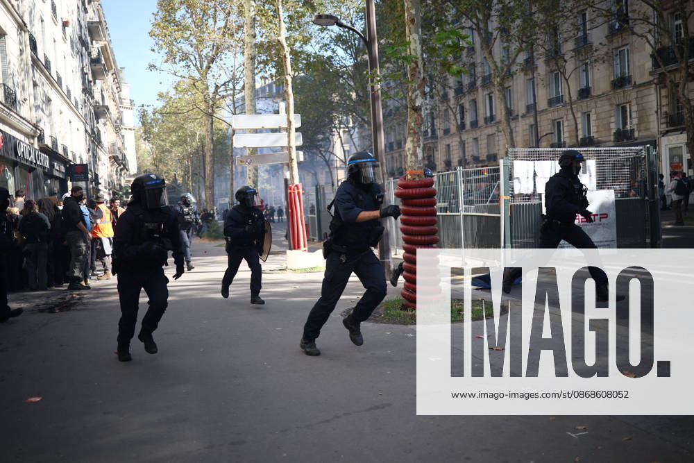 Clashes With Police During Student Protest - Paris Clashes between protesters and law enforcement during a student demonstration near Place de la Bastille in Paris, in the 11th arrondissement, France, on October 5, 2026. Students continue their protest to demand the hiring of substitute teachers, increased resources, and decent learning conditions. Photo by Raphael Lafargue ABACAPRESS.COM Paris Ile-de-France France