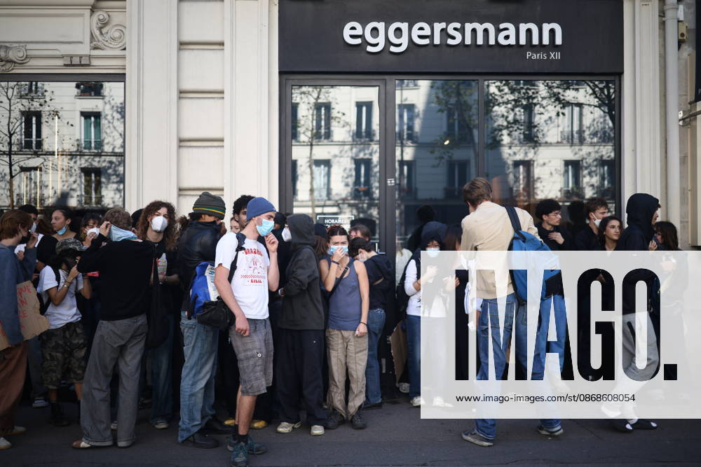 Clashes With Police During Student Protest - Paris Clashes between protesters and law enforcement during a student demonstration near Place de la Bastille in Paris, in the 11th arrondissement, France, on October 5, 2026. Students continue their protest to demand the hiring of substitute teachers, increased resources, and decent learning conditions. Photo by Raphael Lafargue ABACAPRESS.COM Paris Ile-de-France France