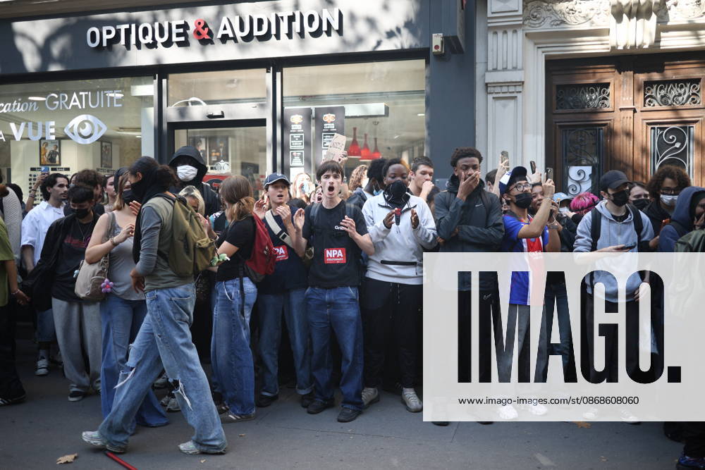 Clashes With Police During Student Protest - Paris Clashes between protesters and law enforcement during a student demonstration near Place de la Bastille in Paris, in the 11th arrondissement, France, on October 5, 2026. Students continue their protest to demand the hiring of substitute teachers, increased resources, and decent learning conditions. Photo by Raphael Lafargue ABACAPRESS.COM Paris Ile-de-France France