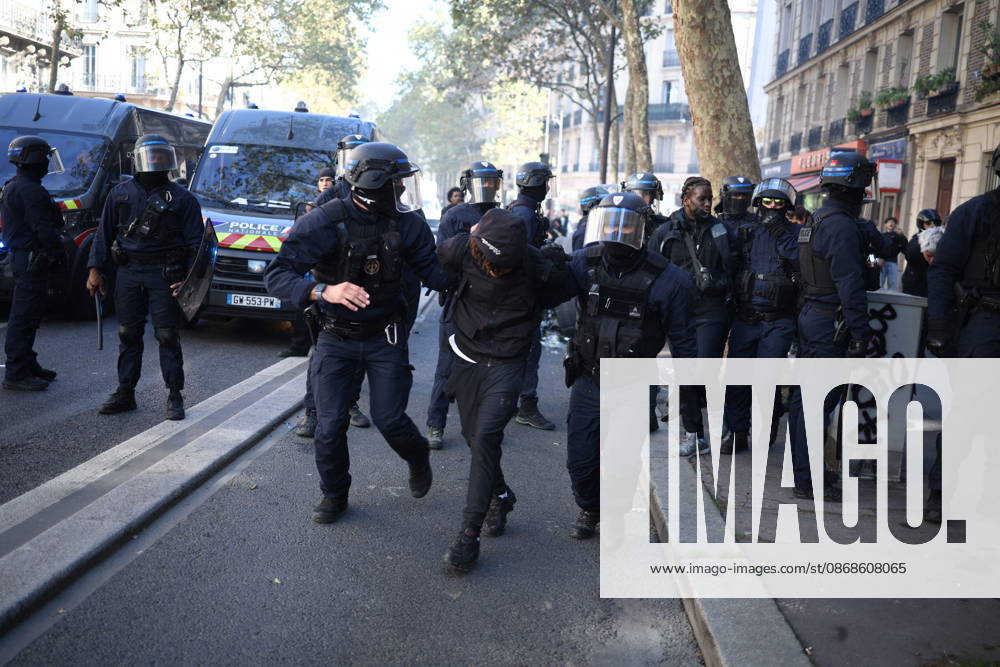 Clashes With Police During Student Protest - Paris Clashes between protesters and law enforcement during a student demonstration near Place de la Bastille in Paris, in the 11th arrondissement, France, on October 5, 2026. Students continue their protest to demand the hiring of substitute teachers, increased resources, and decent learning conditions. Photo by Raphael Lafargue ABACAPRESS.COM Paris Ile-de-France France