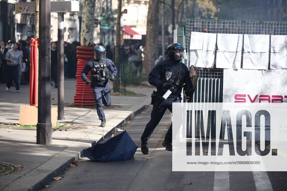 Clashes With Police During Student Protest - Paris Clashes between protesters and law enforcement during a student demonstration near Place de la Bastille in Paris, in the 11th arrondissement, France, on October 5, 2026. Students continue their protest to demand the hiring of substitute teachers, increased resources, and decent learning conditions. Photo by Raphael Lafargue ABACAPRESS.COM Paris Ile-de-France France