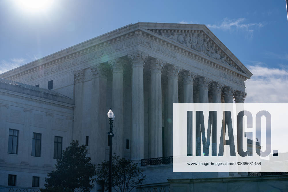 Scenes from the Supreme Court as the new term begins with a case on climate change being the first heard on October 5, 2026. Washington USA - ZUMAl312 20261005_znp_l312_008
