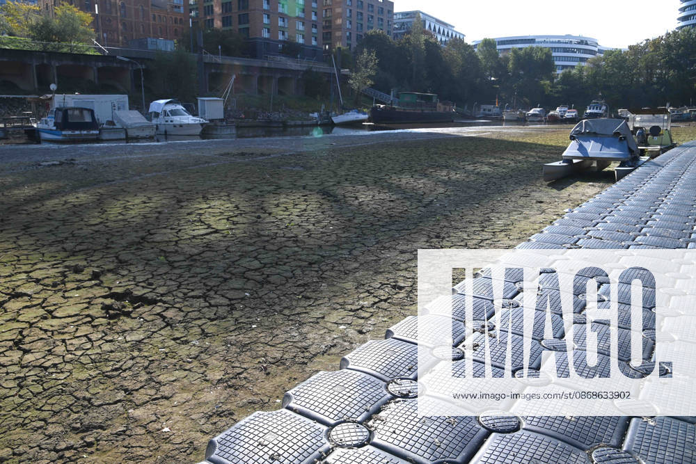 Das Niedrigwasser im Duesseldorfer Hafen hat eine grosse Sandbank freigelegt, Steine und Sand am Ufer, Hafenbecken A, Motorboote und Yachten liegen auf dem Grund, Duesseldorf am 05.10.2026,