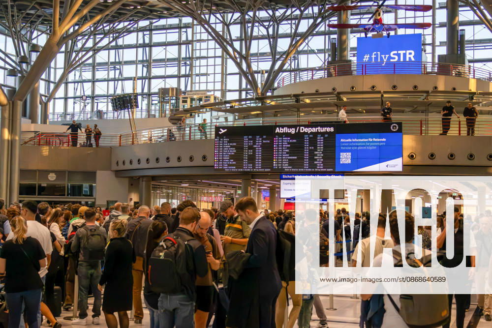 Stuttgart: Polizeieinsatz am Flughafen Terminals geräumt un, Wegen eines polizeilichen Einsatzes am Flughafen Stuttgart sind die Terminals am Montag geräumt worden. Nach Angaben der Bundespolizei wurde auch der Flugverkehr vorübergehend eingestellt. Dadurch kommt es aktuell zu erheblichen Einschränkungen am Stuttgart Airport. Weitere Details zum Hintergrund des Einsatzes sind zunächst nicht bekannt. Stuttgart Baden-Württemberg Deutschland Stuttgart