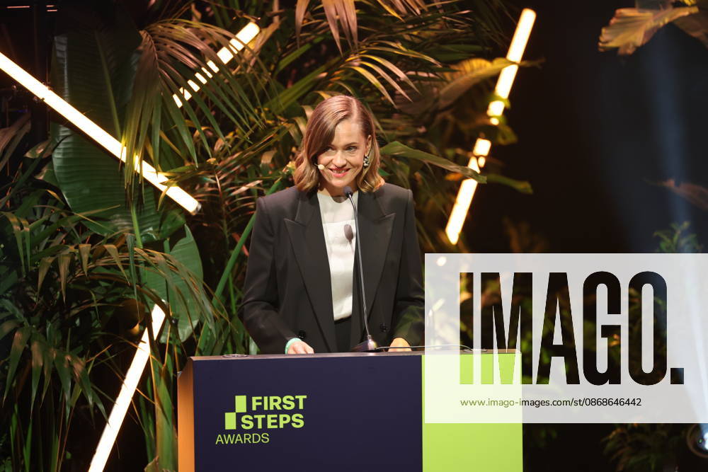 FIRST STEPS 2026 Big Audience Award Laudatio: Magdalena Prosteder Preisverleihung auf der Buehne bei der FIRST STEPS 2026 Verleihung im Theater des Westens in Berlin