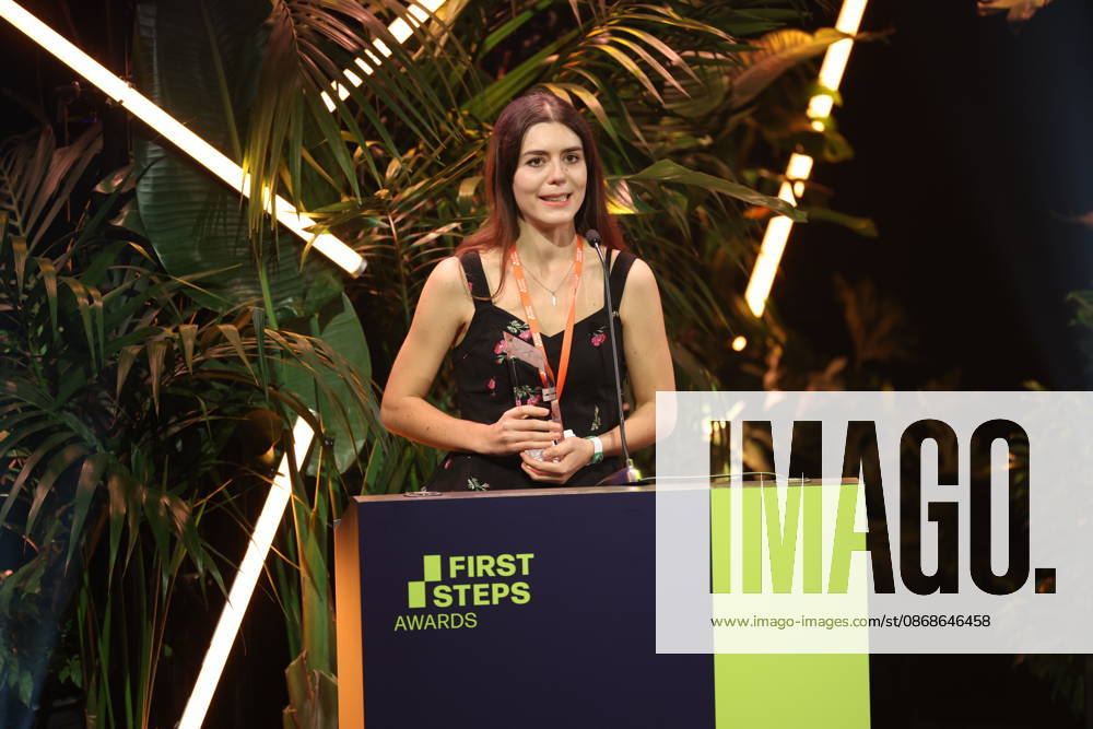 FIRST STEPS 2026 Big Audience Award: Gewinnerbuch: OPERATION OBERLAND von Patricia Schütz Preisverleihung auf der Buehne bei der FIRST STEPS 2026 Verleihung im Theater des Westens in Berlin