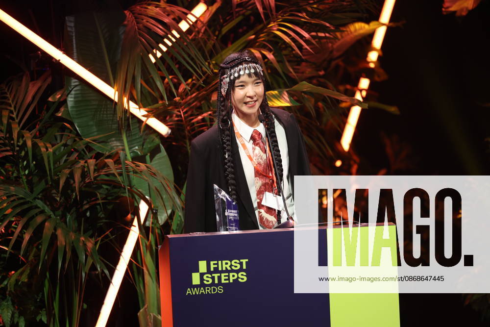 FIRST STEPS 2026 Short Steps Gewinnerfilm: QAMAJAI von Yerkezhan Sabitbekova Preisverleihung auf der Buehne bei der FIRST STEPS 2026 Verleihung im Theater des Westens in Berlin