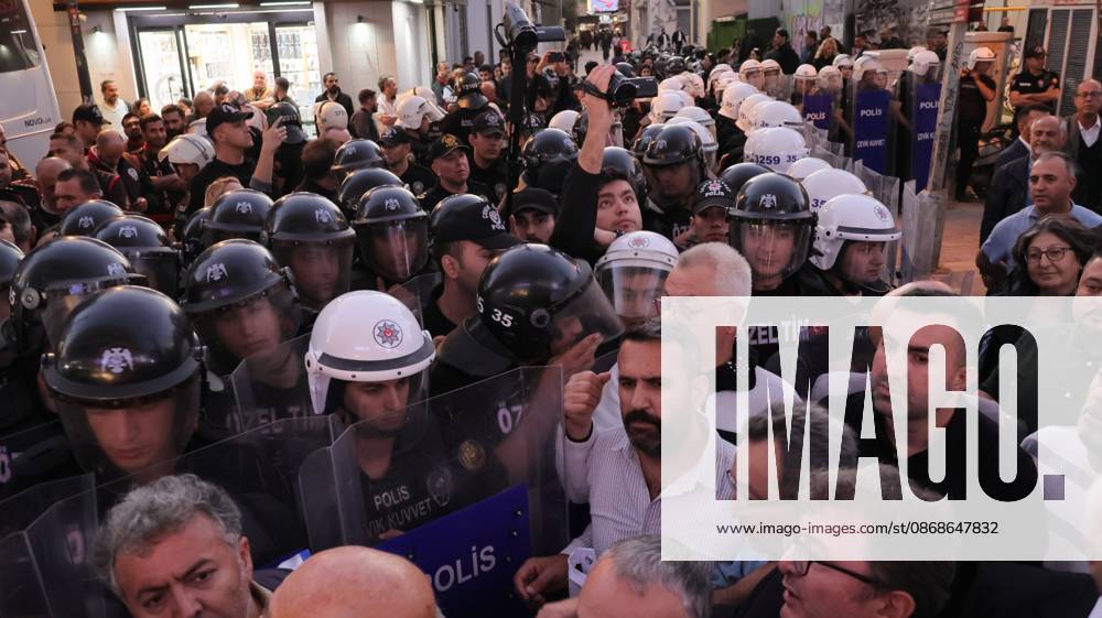 Police block protest march over political defections in Izmir IZMIR, TURKEY, OCTOBER 5, 2026: Police officers block demonstrators during a protest organized by the Izmir Labor and Democracy Forces on Cyprus Martyrs Street against the transfer of elected mayors to the ruling AKP and amid claims that Izmir Mayor Cemil Tugay could also join the party. After negotiations with police, demonstrators proceeded toward the Turkan Saylan Cultural Center under restrictions on banners and slogans, where the Izmir Bar Association issued a statement criticizing political party defections and their impact on voters electoral choices. İzmir Türkiye