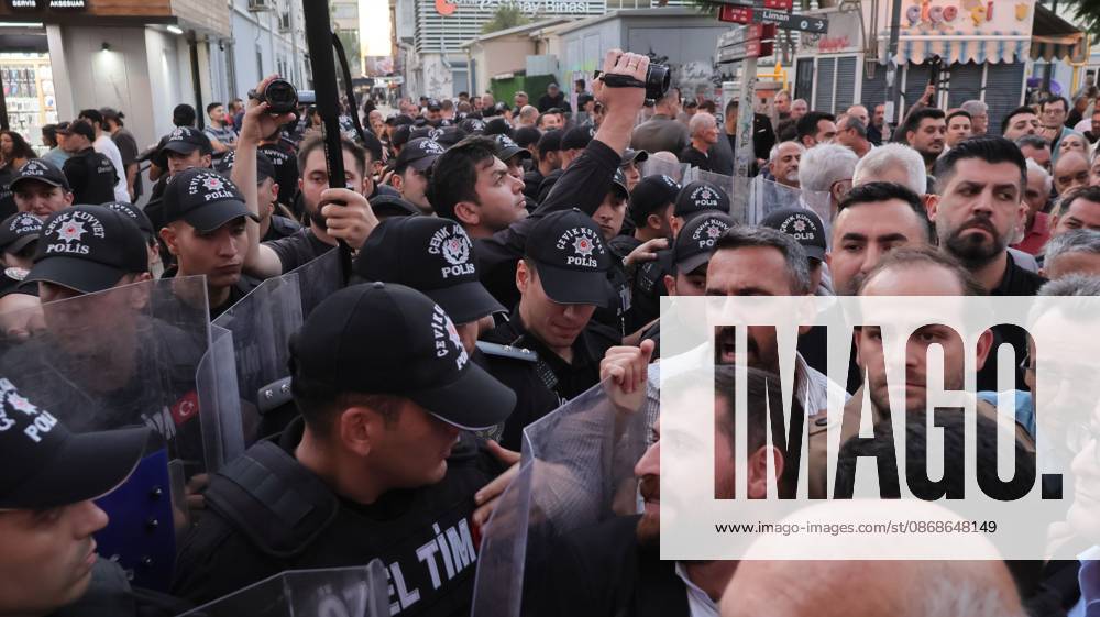 °Zmir, To¼rkiye: IZMIR, TURKEY, OCTOBER 5, 2026: Police officers block demonstrators during a protest organized by the Izmir Labor and Democracy Forces on Cyprus Martyrs Street against the transfer of elected mayors to the ruling AKP and amid claims that Izmir Mayor Cemil Tugay could also join the party. After negotiations with police, demonstrators proceeded toward the Turkan Saylan Cultural Center under restrictions on banners and slogans, where the Izmir Bar Association issued a statement criticizing political party defections and their impact on voters electoral choices. °Zmir Türkiye - ZUMAq101 20261005_zna_q101_028