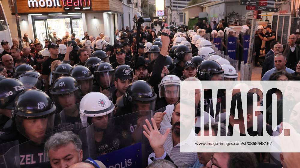 °Zmir, To¼rkiye: IZMIR, TURKEY, OCTOBER 5, 2026: Police officers block demonstrators during a protest organized by the Izmir Labor and Democracy Forces on Cyprus Martyrs Street against the transfer of elected mayors to the ruling AKP and amid claims that Izmir Mayor Cemil Tugay could also join the party. After negotiations with police, demonstrators proceeded toward the Turkan Saylan Cultural Center under restrictions on banners and slogans, where the Izmir Bar Association issued a statement criticizing political party defections and their impact on voters electoral choices. °Zmir Türkiye - ZUMAq101 20261005_zna_q101_030