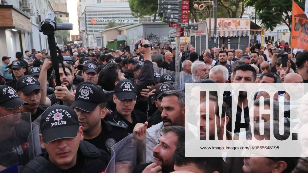 °Zmir, To¼rkiye: IZMIR, TURKEY, OCTOBER 5, 2026: Police officers block demonstrators during a protest organized by the Izmir Labor and Democracy Forces on Cyprus Martyrs Street against the transfer of elected mayors to the ruling AKP and amid claims that Izmir Mayor Cemil Tugay could also join the party. After negotiations with police, demonstrators proceeded toward the Turkan Saylan Cultural Center under restrictions on banners and slogans, where the Izmir Bar Association issued a statement criticizing political party defections and their impact on voters electoral choices. °Zmir Türkiye - ZUMAq101 20261005_zna_q101_031