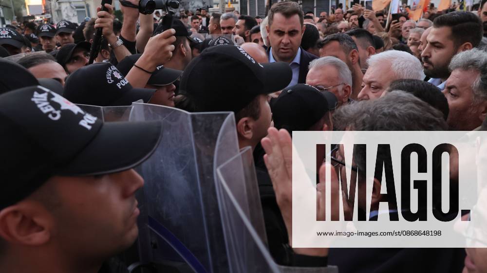 °Zmir, To¼rkiye: IZMIR, TURKEY, OCTOBER 5, 2026: Police officers block demonstrators during a protest organized by the Izmir Labor and Democracy Forces on Cyprus Martyrs Street against the transfer of elected mayors to the ruling AKP and amid claims that Izmir Mayor Cemil Tugay could also join the party. After negotiations with police, demonstrators proceeded toward the Turkan Saylan Cultural Center under restrictions on banners and slogans, where the Izmir Bar Association issued a statement criticizing political party defections and their impact on voters electoral choices. °Zmir Türkiye - ZUMAq101 20261005_zna_q101_032