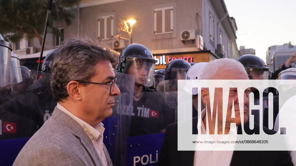 °Zmir, To¼rkiye: IZMIR, TURKEY, OCTOBER 5, 2026: Police officers block demonstrators during a protest organized by the Izmir Labor and Democracy Forces on Cyprus Martyrs Street against the transfer of elected mayors to the ruling AKP and amid claims that Izmir Mayor Cemil Tugay could also join the party. After negotiations with police, demonstrators proceeded toward the Turkan Saylan Cultural Center under restrictions on banners and slogans, where the Izmir Bar Association issued a statement criticizing political party defections and their impact on voters electoral choices. °Zmir Türkiye - ZUMAq101 20261005_zna_q101_034