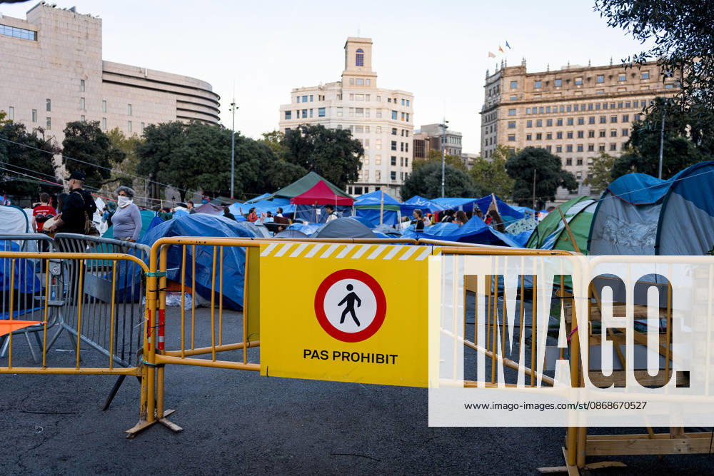 Protests against the housing crisis in Barcelona, Spain - 05 Oct 2026 A makeshift camping site in Placa Catalunya square is seen during the demonstration. Demonstrations were called in cities all over Spain following the eviction of Mari Carmen, an 87 years woman evicted from her apartment after it was bought by a real estate agency, and the Spanish parliamentís rejection of a decree aimed at strengthening protections for tenants. Barcelona Spain