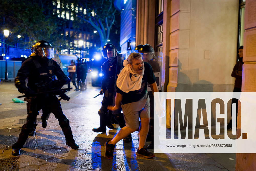 Protests against the housing crisis in Barcelona, Spain - 05 Oct 2026 Riot police are seen charging against a man during the demonstration. Demonstrations were called in cities all over Spain following the eviction of Mari Carmen, an 87 years woman evicted from her apartment after it was bought by a real estate agency, and the Spanish parliamentís rejection of a decree aimed at strengthening protections for tenants. Barcelona Spain