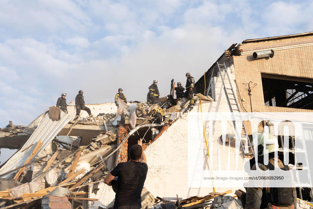 Local rescue workers, firefighters and Red Cross volunteers clear rubble following a Russian aerial attack on a bus repair warehouse which killed two people in Kharkiv, Ukraine. Emergency crews search through the heavily damaged building and collapsed sections of the warehouse for survivors and the remains of those killed in the attack. Kharkiv Ukraine - ZUMAm350 20261005_zip_m350_007
