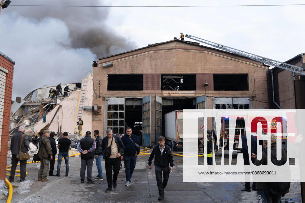 Local rescue workers, firefighters and Red Cross volunteers clear rubble following a Russian aerial attack on a bus repair warehouse which killed two people in Kharkiv, Ukraine. Emergency crews search through the heavily damaged building and collapsed sections of the warehouse for survivors and the remains of those killed in the attack. Kharkiv Ukraine - ZUMAm350 20261005_zip_m350_013