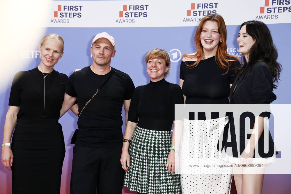 Pola Beck, Lilly Charlotte Dreesen und Lea van Acken mit Gästen bei der 27. Verleihung der First Steps Awards 2026 im Theater des Westens. Berlin