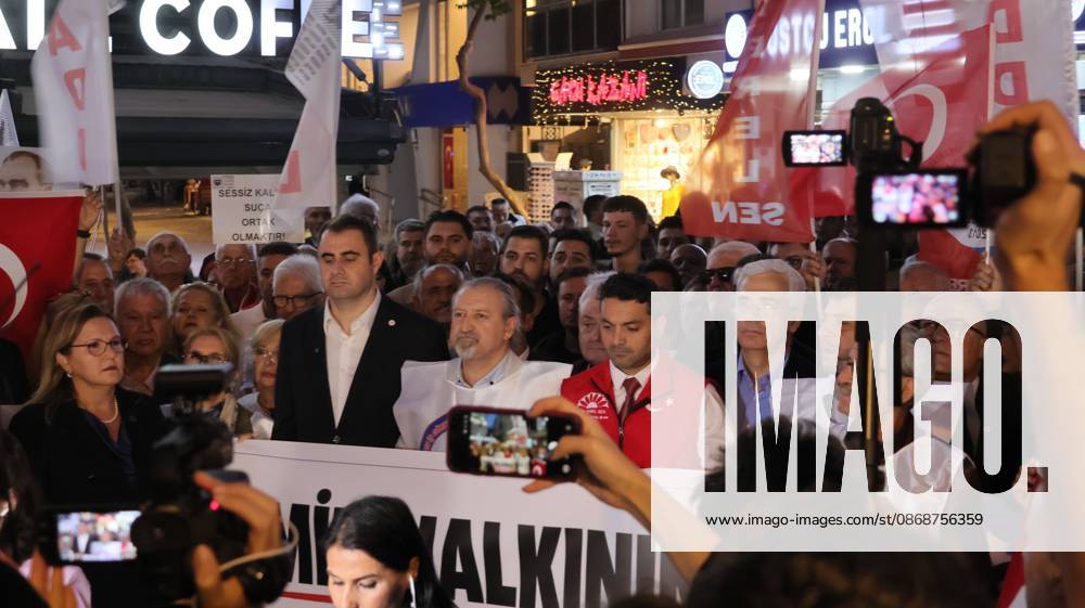 °Zmir, To¼rkiye: IZMIR, TURKEY, OCTOBER 5, 2026: Protesters gather outside the Turkan Saylan Cultural Center in Izmir to oppose reports that Izmir Metropolitan Mayor Cemil Tugay could join President Recep Tayyip Erdogan s ruling AKP. Trade unions, professional organizations, political groups and civil society representatives joined the demonstration after police prevented participants from holding a planned march in Konak. Tugay resigned from the CHP in June and has since served as an independent mayor. Protesters called on him to resign rather than change his political affiliation while remaining in office. °Zmir Türkiye - ZUMAq101 20261006_zna_q101_145