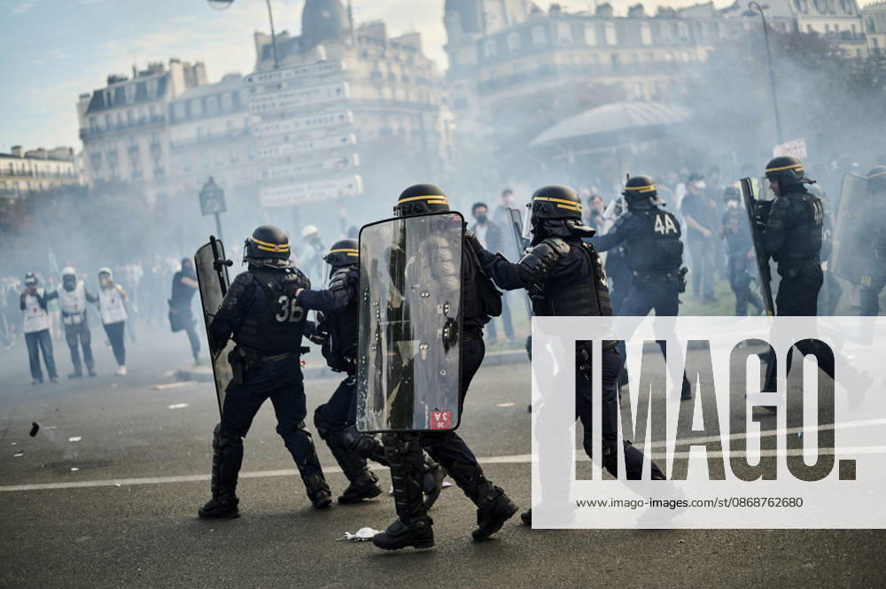 Tensions on the edge of the high school students protest in Paris, on October 6, 2026. - 06 10 2026 - France Ile-de-France (region) Paris - AntoninxBuratx Pictorium LePictorium_0342106