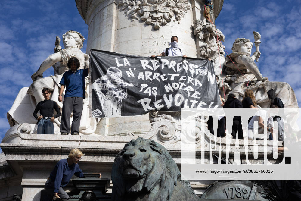 Student Demonstration - Paris RL Protesters hold signs as they take part in a demonstration as part of a nationwide day of actions called by high-school students, joined by unions and teachers, who for days have been demanding better learning conditions in protests punctuated by violent confrontations in Paris on October 6, 2026. Photo by Raphael Lafargue ABACAPRESS.COM Paris France