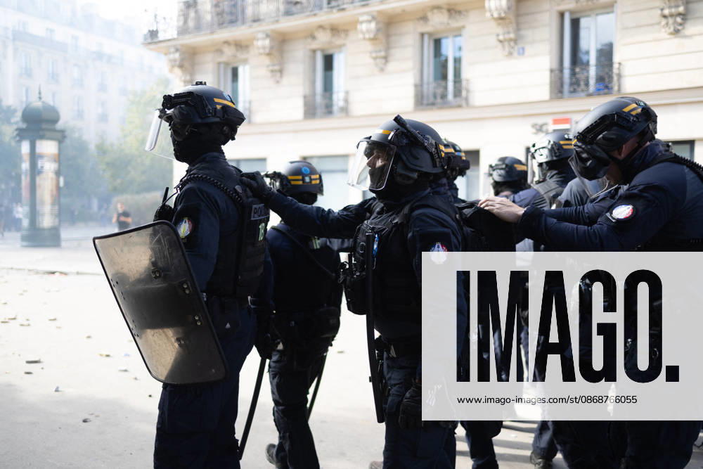 Student Demonstration - Paris RL Police forces and protesters clashes on the place de la nation on the sidelines of the students protest against the current state of public education, once again, on October 6, 2026, in Paris, France. They demand more resources for the national education system, and raise against the far right party - le Rassemblement National. Photo by Raphael Lafargue ABACAPRESS.COM Paris France