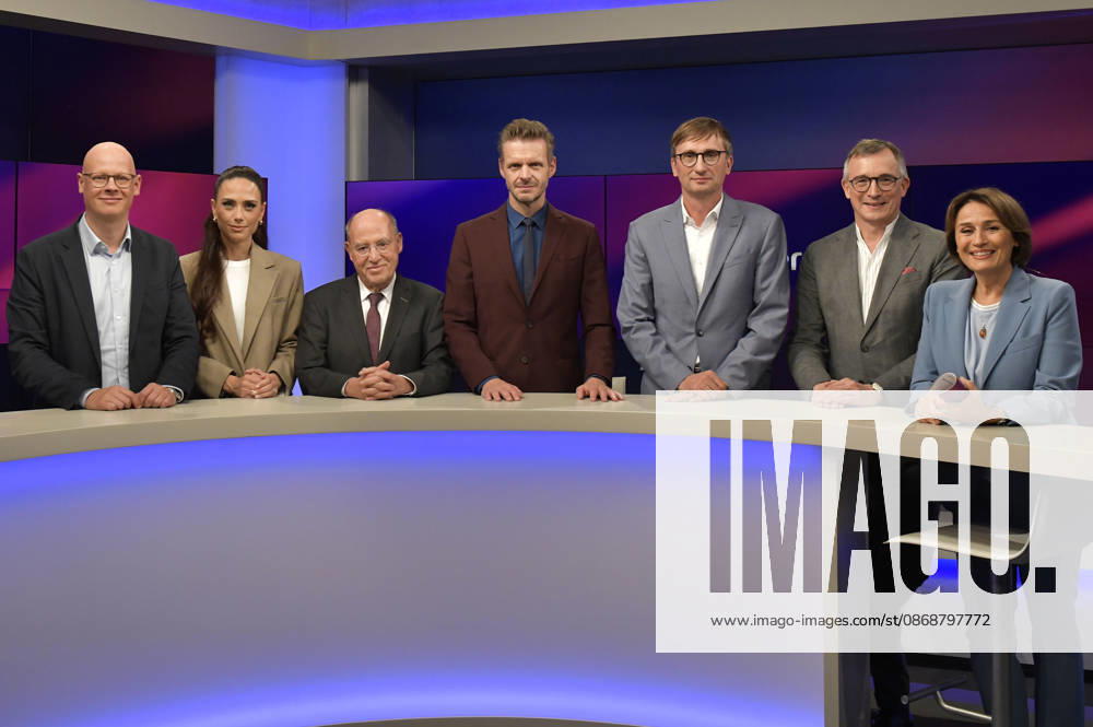 Matthias Deiß, Franca Lehfeldt, Gregor Gysi, Florian Schroeder, Sönke Neitzel, Andreas Rödder und Sandra Maischberger in der ARD-Talkshow maischberger im Studio Berlin Adlershof. Berlin