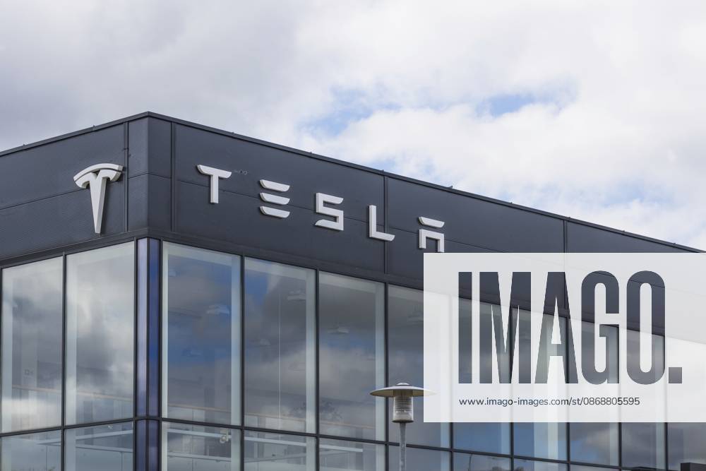 Corporate Architektur eines Tesla Showroom Gebäudes mit Markenzeichen und Glaswandkonstruktion. Vilnius, Litauen, 1. Mai 2026 Corporate architecture of a Tesla showroom building with trademark and glass wall construction. Vilnius, Lithuania May 2026