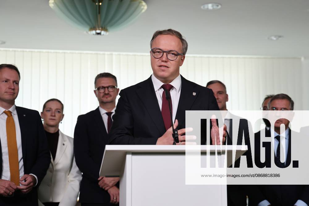 Thueringer Landtag - Statement Ministerpraesident Mario Voigt (CDU) 07.10.2026, Erfurt, Thueringer Landtag, Statement von Ministerpraesident Mario Voigt (CDU), er hat die Klage zurueckgezogen, er akzeptiert die Aberkennung seines Doktortitels - das Statement gibt er mit der geschlossenen Fraktion ab, die symbolisch hinter ihm steht
