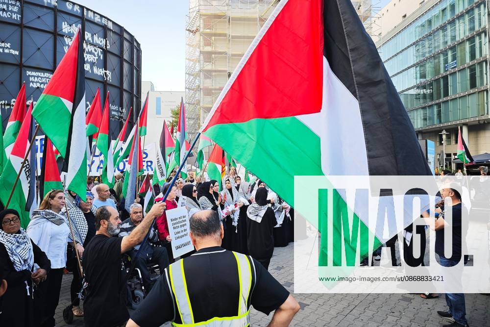 Berlin, Deutschland, 07.10.2026: Pro-Palästinenser-Demo am 3. Jahrestag des Anschlags der Hamas auf Israel nahe Checkpoint Charlie im Bezirk Mitte.