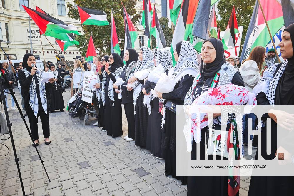 Berlin, Deutschland, 07.10.2026: Pro-Palästinenser-Demo am 3. Jahrestag des Anschlags der Hamas auf Israel nahe Checkpoint Charlie im Bezirk Mitte.