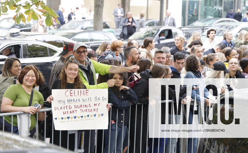 Céline Dion greets her fans in the rain as she leaves the Royal Monceau Hotel in Paris, before heading to the La Plénitude Arena in Paris La Défense to continue her concert series, October 7, 2026 Christophe Aubert Bestimage Celine Dion greets fans in the rain as she leaves the Royal Monceau Hotel in Paris, before heading to the La Plénitude Arena at Paris La Défense to continue her concert series on October 7, 2026 Paris, France