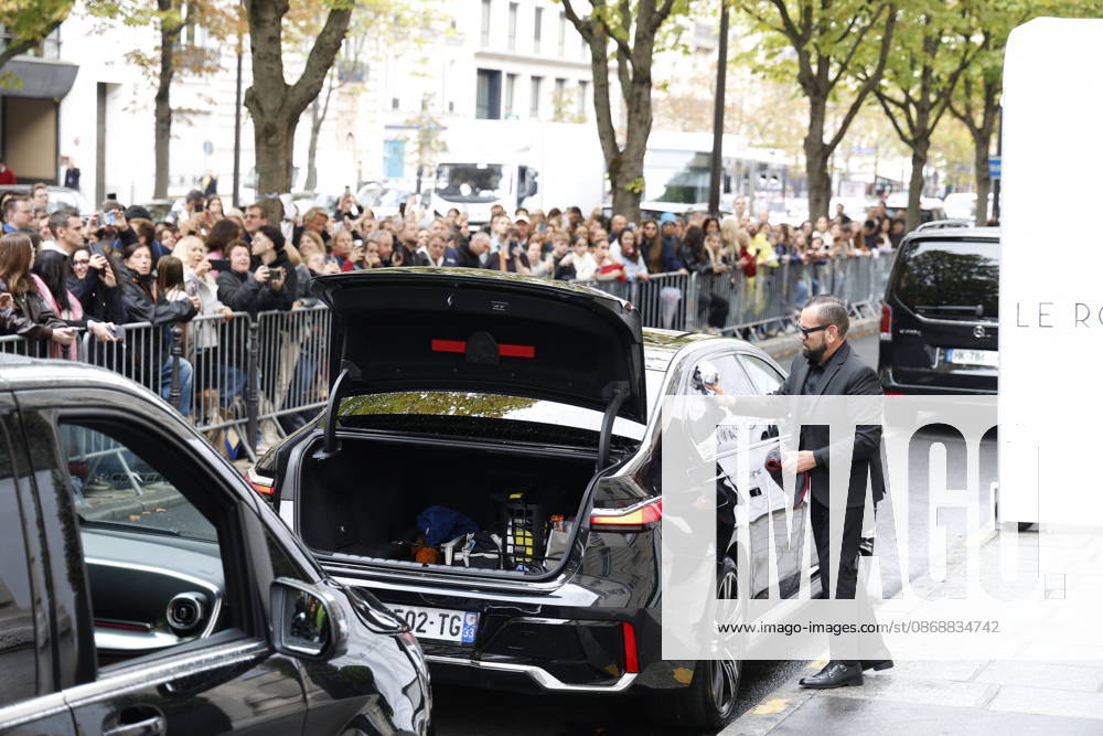 Céline Dion greets her fans in the rain as she leaves the Royal Monceau Hotel in Paris, before heading to the La Plénitude Arena in Paris La Défense to continue her concert series, October 7, 2026 Christophe Aubert Bestimage Celine Dion greets fans in the rain as she leaves the Royal Monceau Hotel in Paris, before heading to the La Plénitude Arena at Paris La Défense to continue her concert series on October 7, 2026 Paris, France