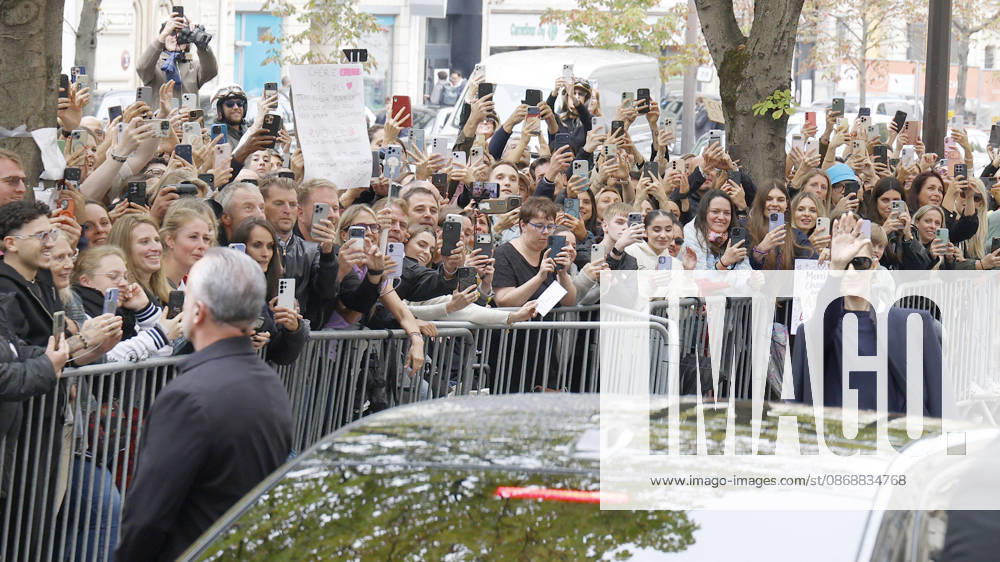 Céline Dion greets her fans in the rain as she leaves the Royal Monceau Hotel in Paris, before heading to the La Plénitude Arena in Paris La Défense to continue her concert series, October 7, 2026 Christophe Aubert Bestimage Celine Dion greets fans in the rain as she leaves the Royal Monceau Hotel in Paris, before heading to the La Plénitude Arena at Paris La Défense to continue her concert series on October 7, 2026 Paris, France