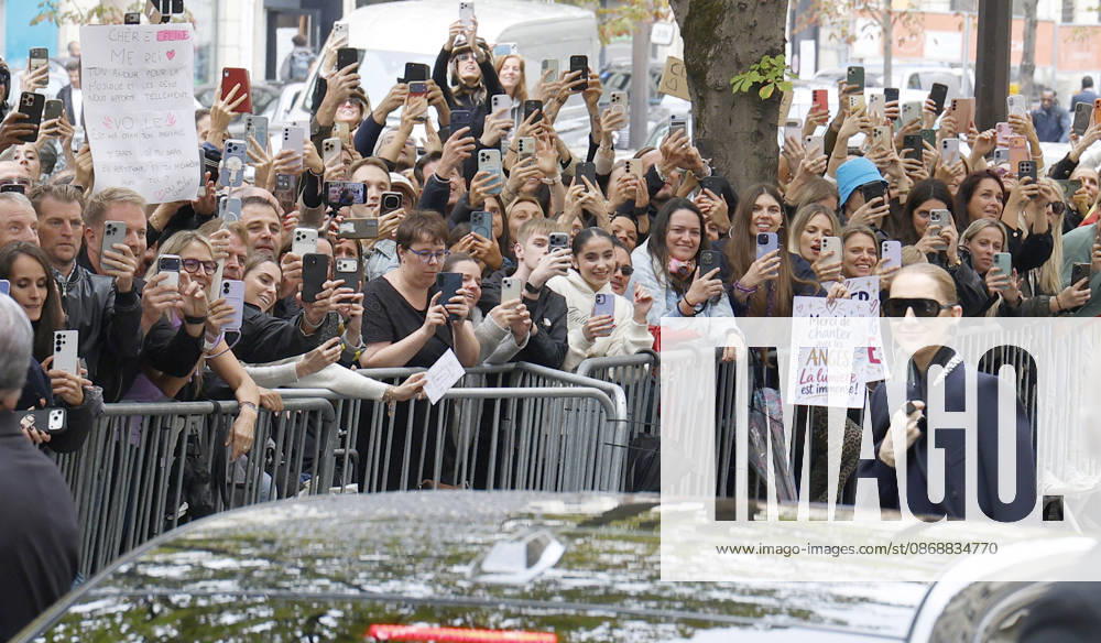 Céline Dion greets her fans in the rain as she leaves the Royal Monceau Hotel in Paris, before heading to the La Plénitude Arena in Paris La Défense to continue her concert series, October 7, 2026 Christophe Aubert Bestimage Celine Dion greets fans in the rain as she leaves the Royal Monceau Hotel in Paris, before heading to the La Plénitude Arena at Paris La Défense to continue her concert series on October 7, 2026 Paris, France